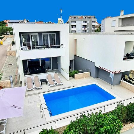 Villa Lumada Pool Apartments 诺瓦利娅 外观 照片