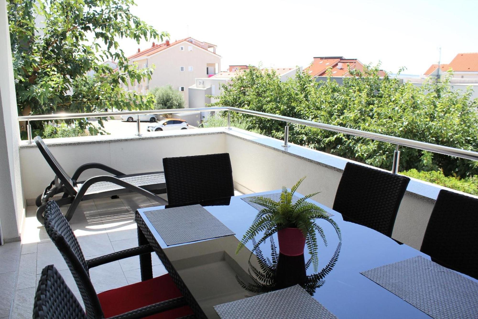 Villa Lumada Pool Apartments 诺瓦利娅 外观 照片
