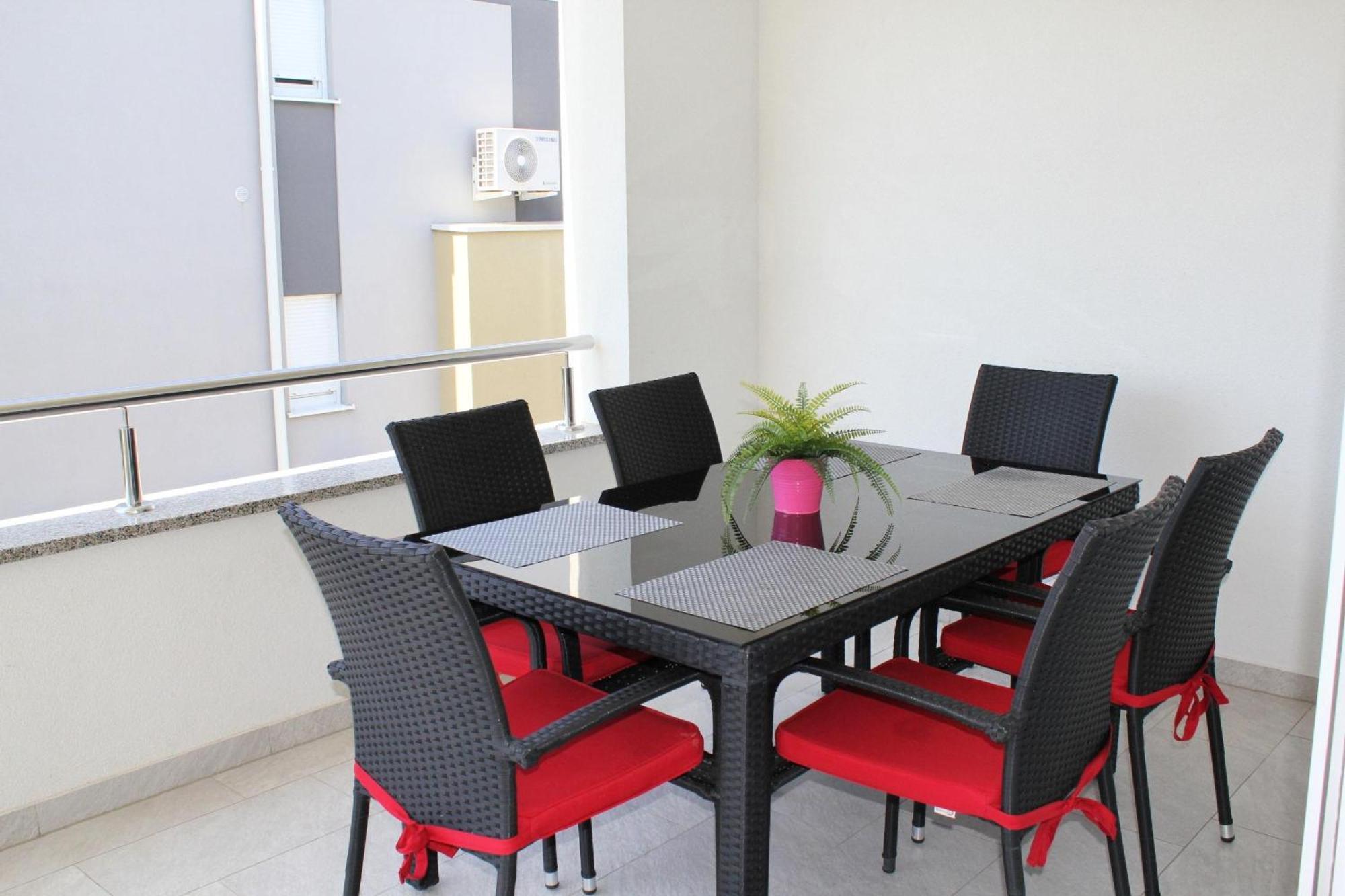 Villa Lumada Pool Apartments 诺瓦利娅 外观 照片