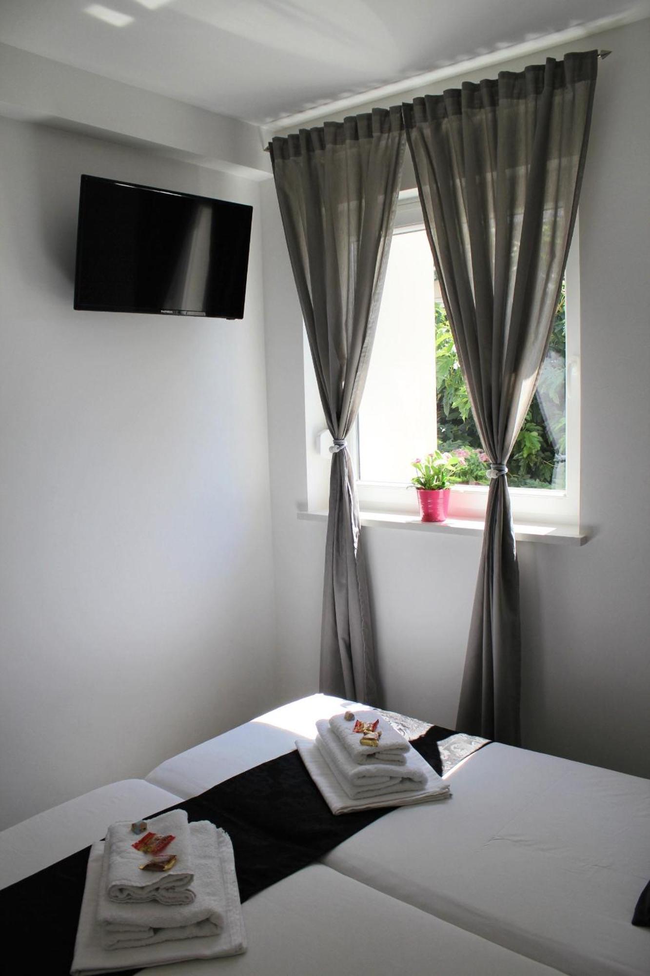 Villa Lumada Pool Apartments 诺瓦利娅 外观 照片