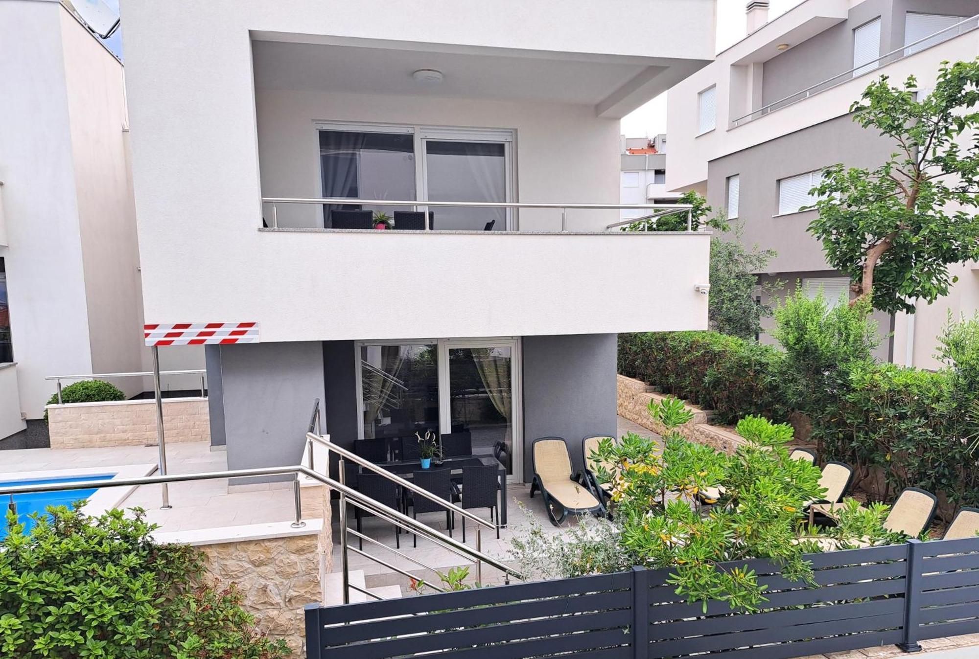Villa Lumada Pool Apartments 诺瓦利娅 外观 照片