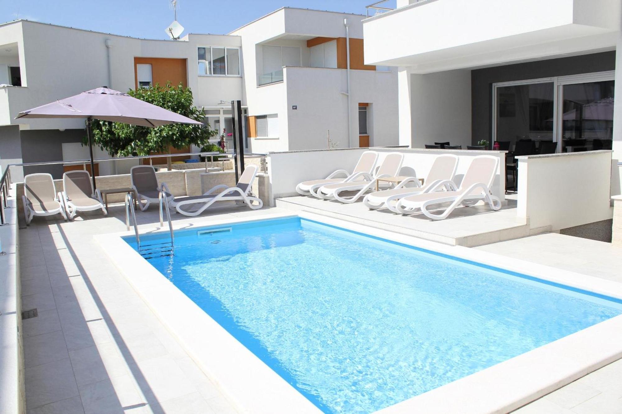 Villa Lumada Pool Apartments 诺瓦利娅 外观 照片