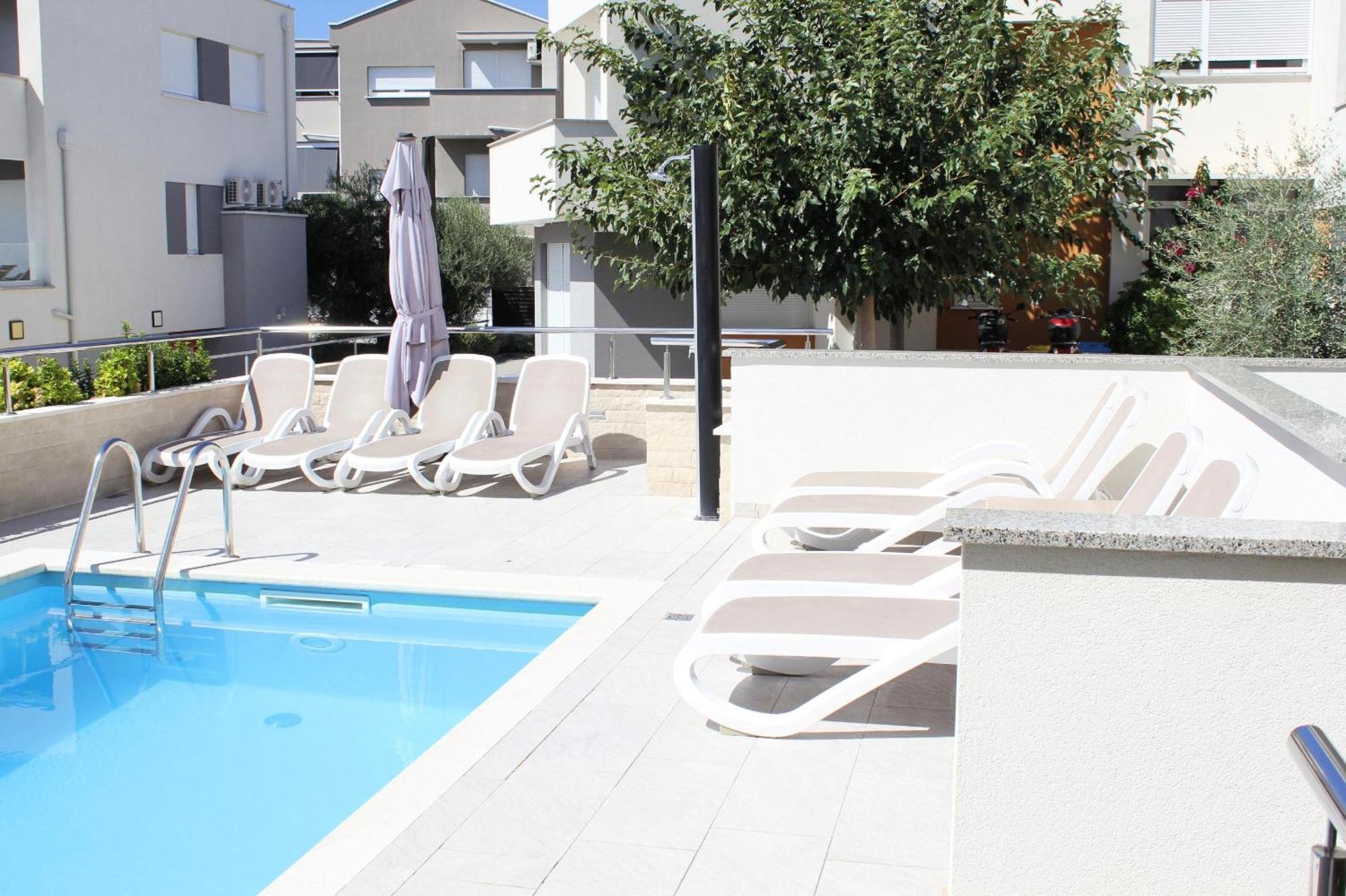 Villa Lumada Pool Apartments 诺瓦利娅 外观 照片
