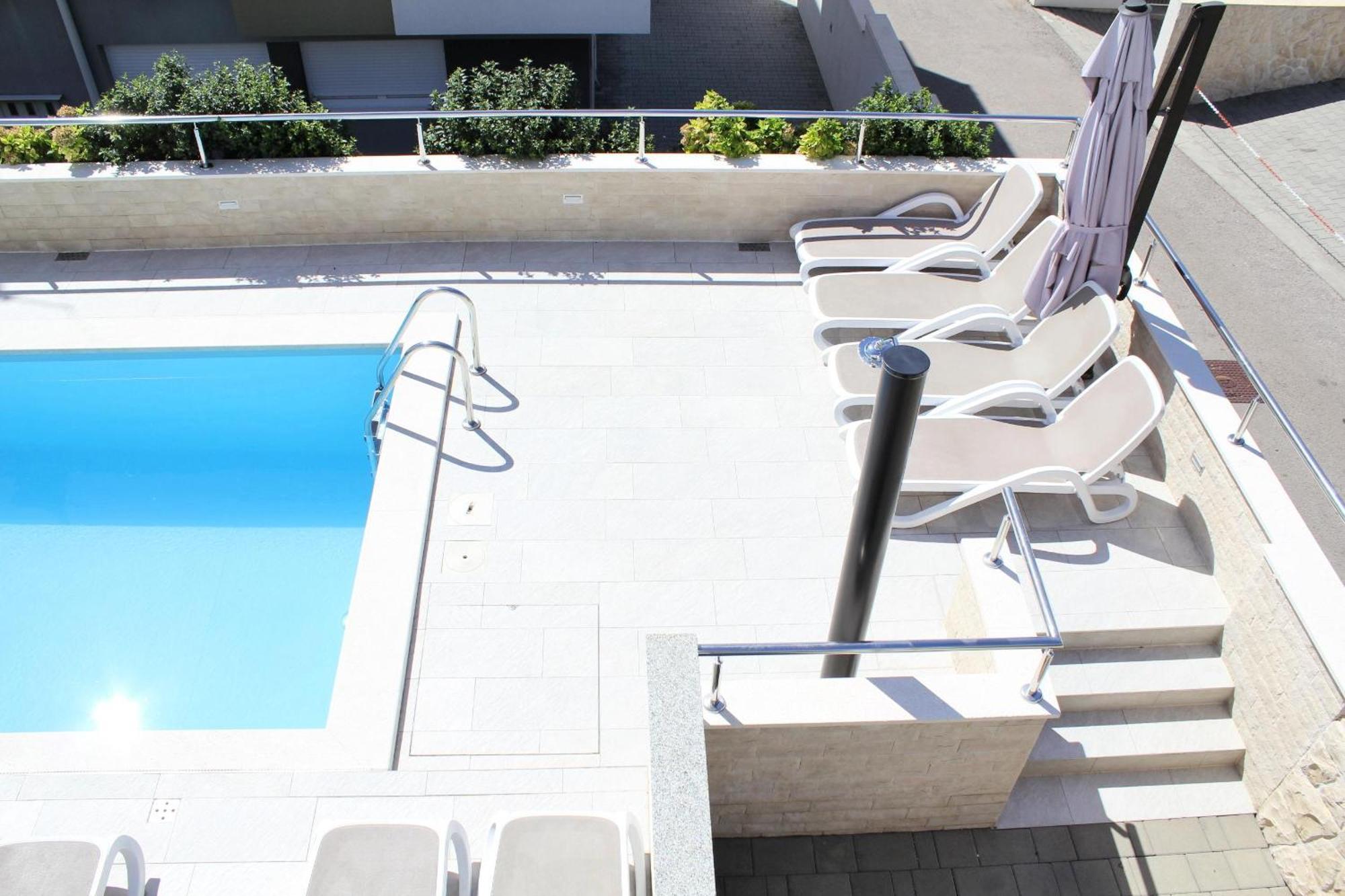 Villa Lumada Pool Apartments 诺瓦利娅 外观 照片