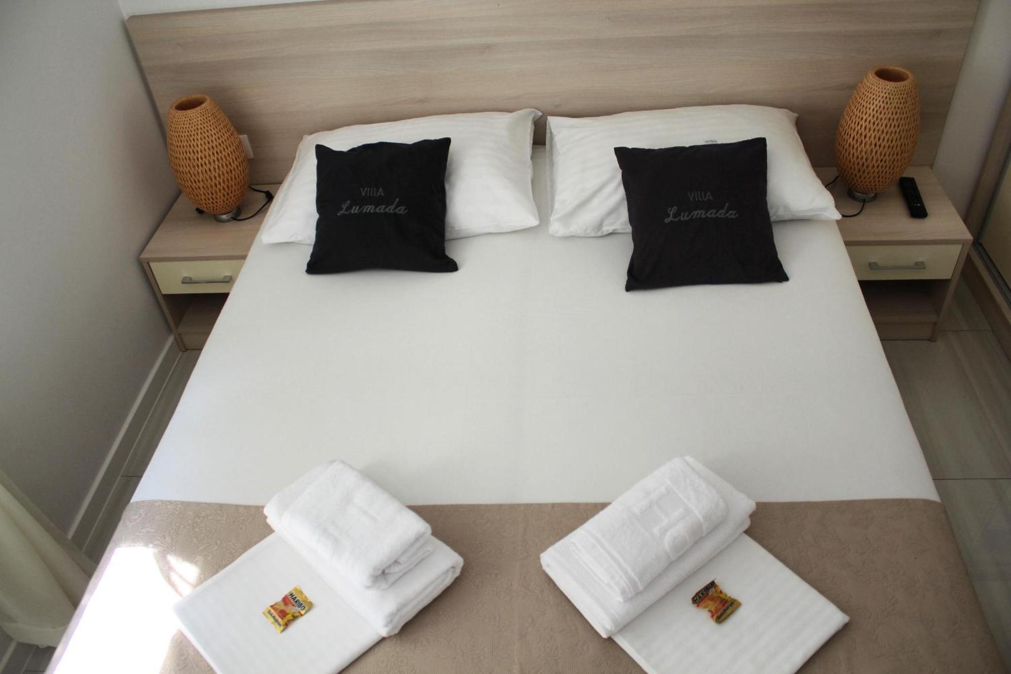 Villa Lumada Pool Apartments 诺瓦利娅 外观 照片